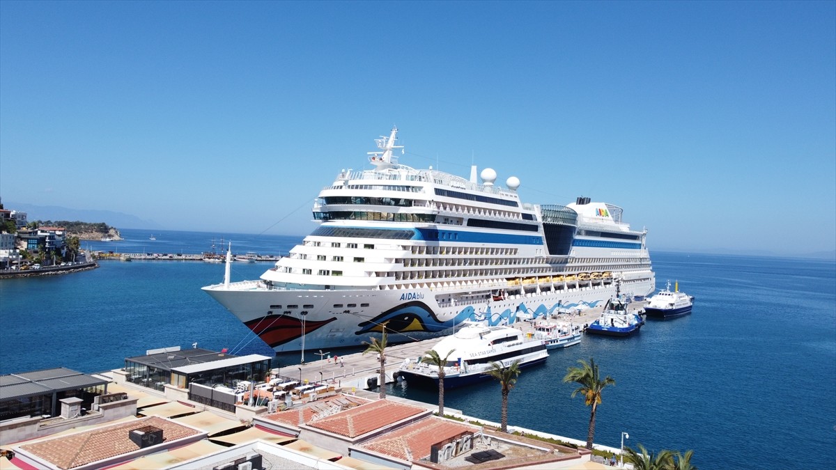 Kruvaziyer turizminin önemli noktalarından Aydın'ın Kuşadası ilçesi, 3 gemiyle gelen 9 bin 350...