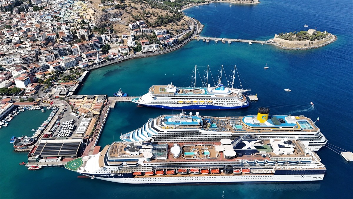 Kruvaziyer turizminin önemli noktalarından Aydın'ın Kuşadası ilçesi, 4 kruvaziyerle 6 bin 298...