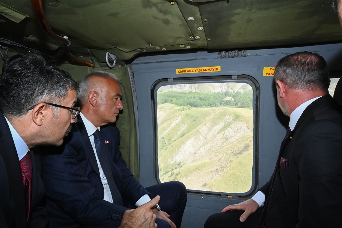 Kültür ve Turizm Bakanı Mehmet Nuri Ersoy, Hakkari'de Cennet Cehennem Vadisi'ni inceledi. 