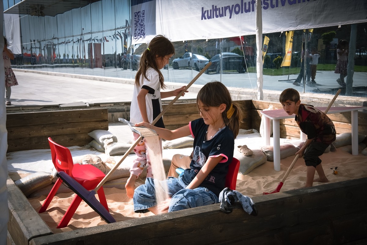 Kültür ve Turizm Bakanlığınca "Türkiye Kültür Yolu Festivalleri" kapsamında organize edilen Van...