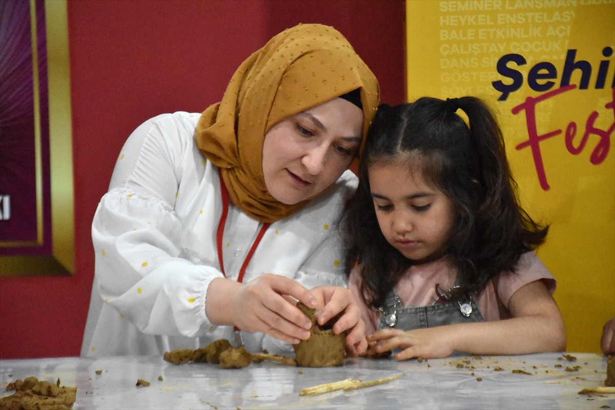 Kültür ve Turizm Bakanlığınca "Türkiye Kültür Yolu Festivalleri" kapsamında organize edilen Van...