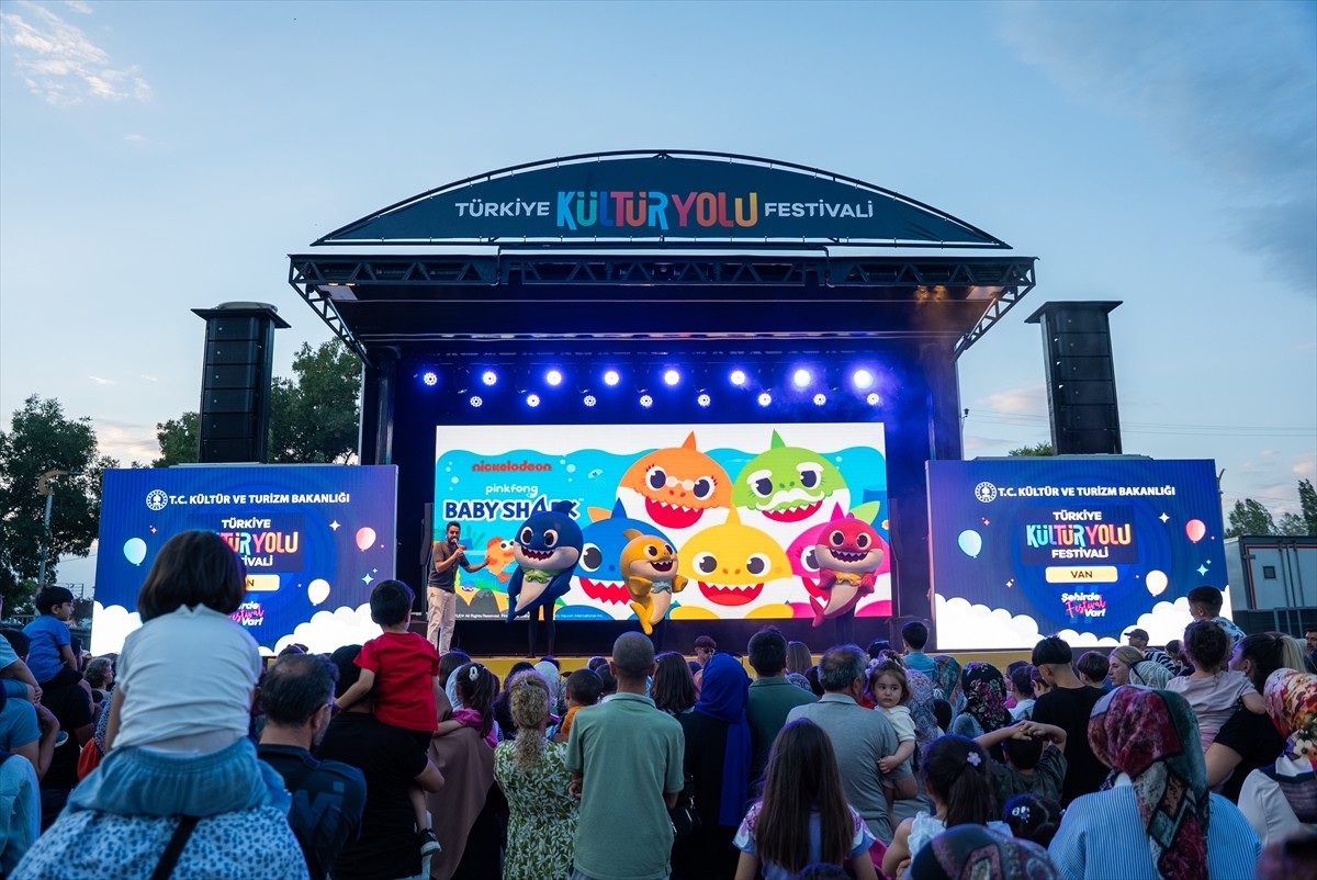 Kültür ve Turizm Bakanlığınca "Türkiye Kültür Yolu Festivalleri" kapsamında organize edilen Van...