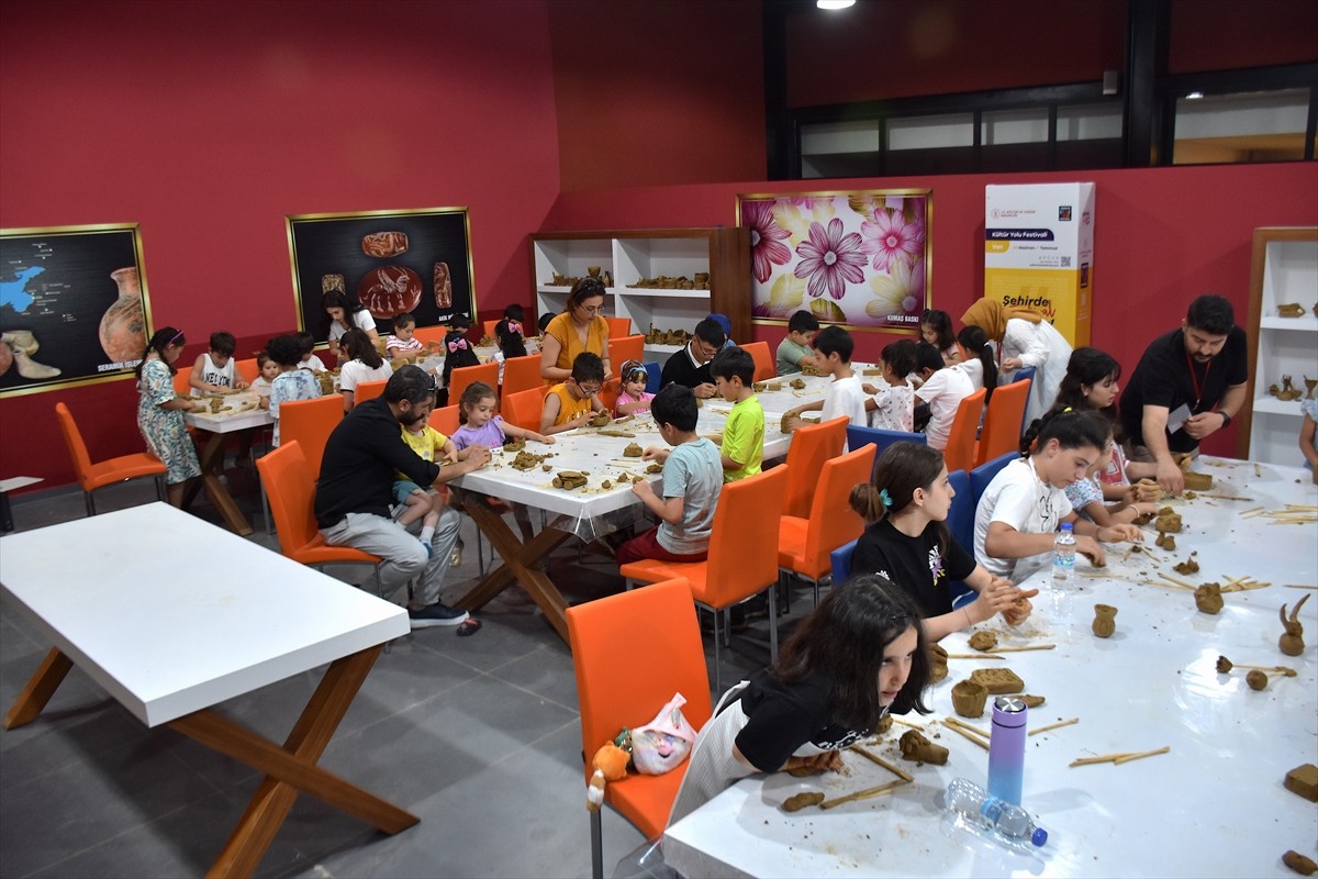 Kültür ve Turizm Bakanlığınca "Türkiye Kültür Yolu Festivalleri" kapsamında organize edilen Van...