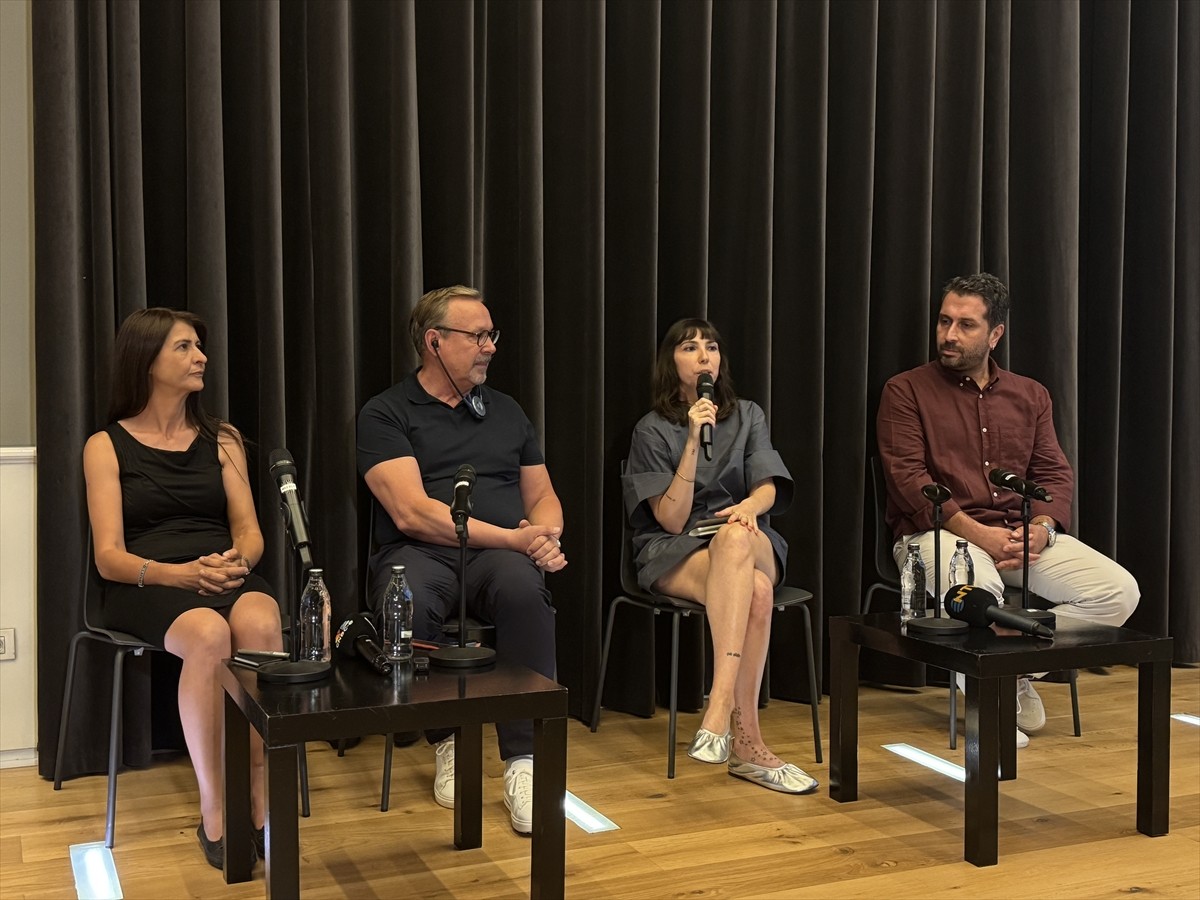 Küratörlüğünü Gülce Özkara'nın (sağ 2), araştırmalarını Dilek Kaya'nın üstlendiği, aynı isimli...