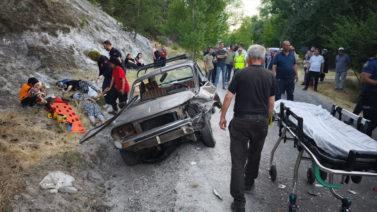 Kütahya'da iki otomobilin çarpıştığı kazada 5 kişi yaralandı.  Kazada yaralananlar olay yerindeki...