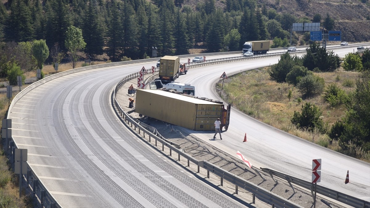 Kütahya'da, virajı alamayıp devrilen tırda sıkışan sürücü yaralandı. İhbar üzerine olay yerine...