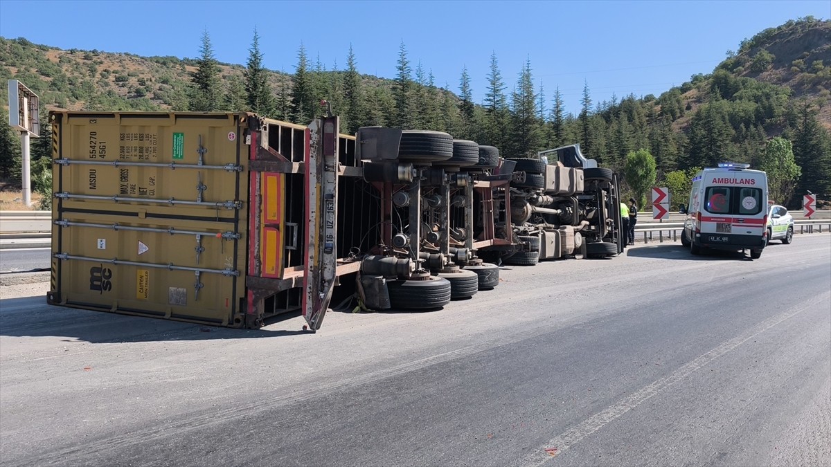 Kütahya'da, virajı alamayıp devrilen tırda sıkışan sürücü yaralandı. İhbar üzerine olay yerine...