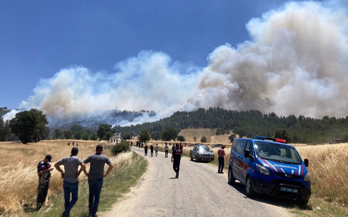  Kütahya'nın Gediz ilçesinde çıkan orman yangınına havadan ve karadan müdahale ediliyor.