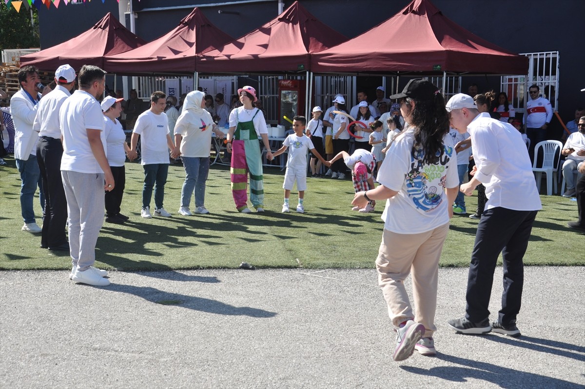 Kütahya’da bu yıl ilki düzenlenen DownFest etkinliği ile bir araya gelen özel bireyler...