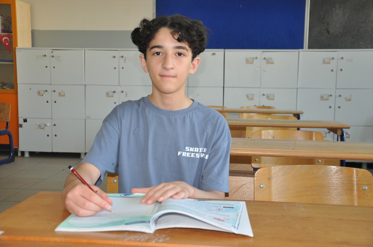 Kütahya’da yaşayan Münir Salihoğlu (fotoğrafta), öğretmenleri, anne ve babasının destekleriyle...