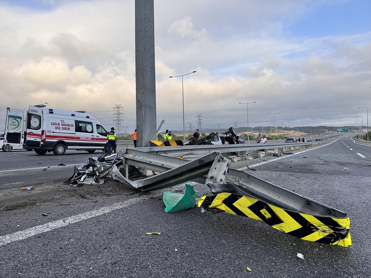 Kuzey Marmara Otoyolu Kocaeli kesiminde takla atan otomobildeki anne öldü, eşi ve 3 çocuğu...