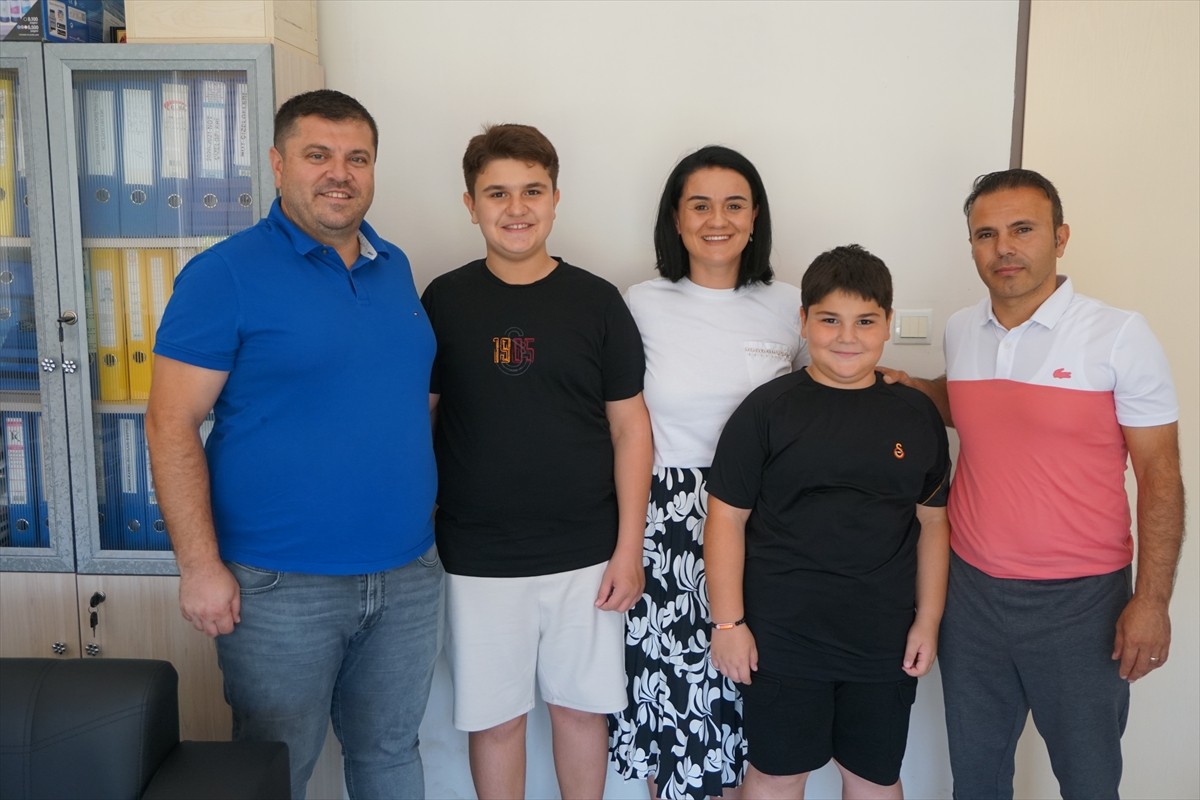 Liselere Geçiş Sistemi (LGS) kapsamındaki merkezi sınavda tam puan alan öğrenciler arasında yer...