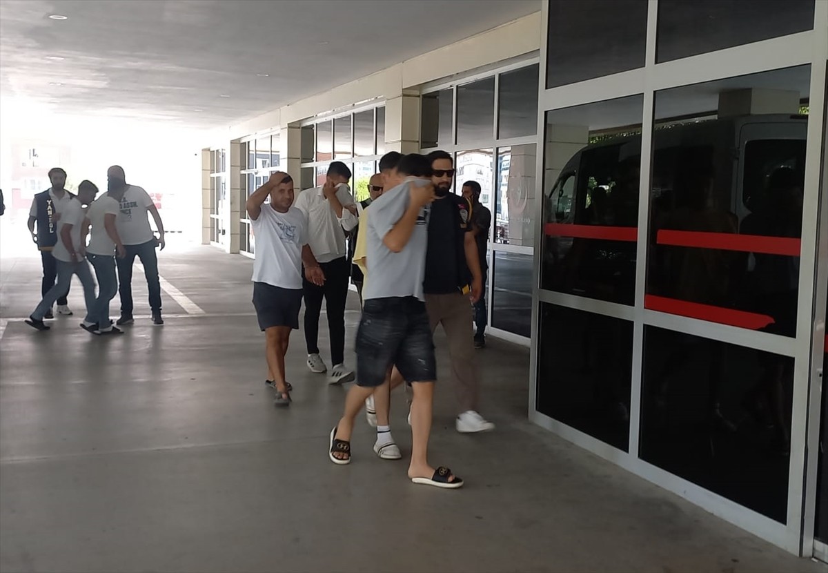 Manisa'da kendilerini savcı ve polis olarak tanıtıp dolandırıcılık yaptığı gerekçesiyle gözaltına...