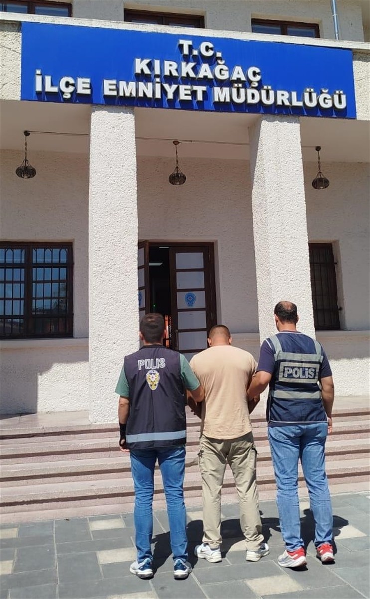 Manisa'nın Kırkağaç ilçesinde uyuşturucu operasyonunda gözaltına alınan 2 şüpheliden 1'i...