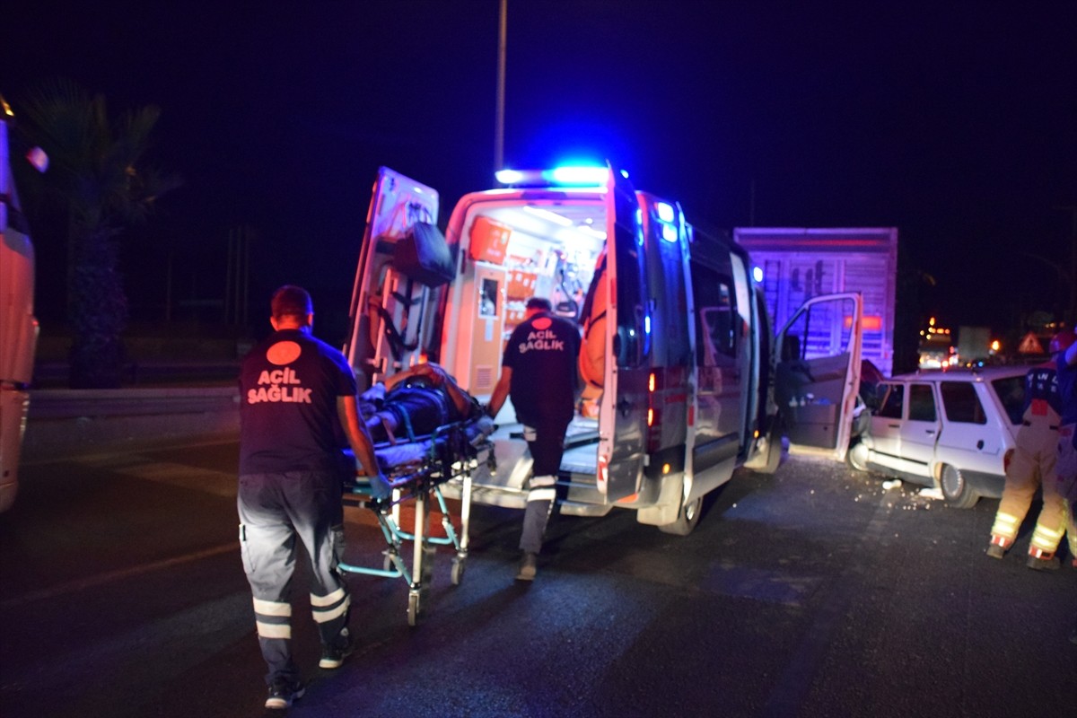 Manisa'nın Turgutlu ilçesinde tıra arkadan çarpan otomobildeki 2 kişi yaralandı.