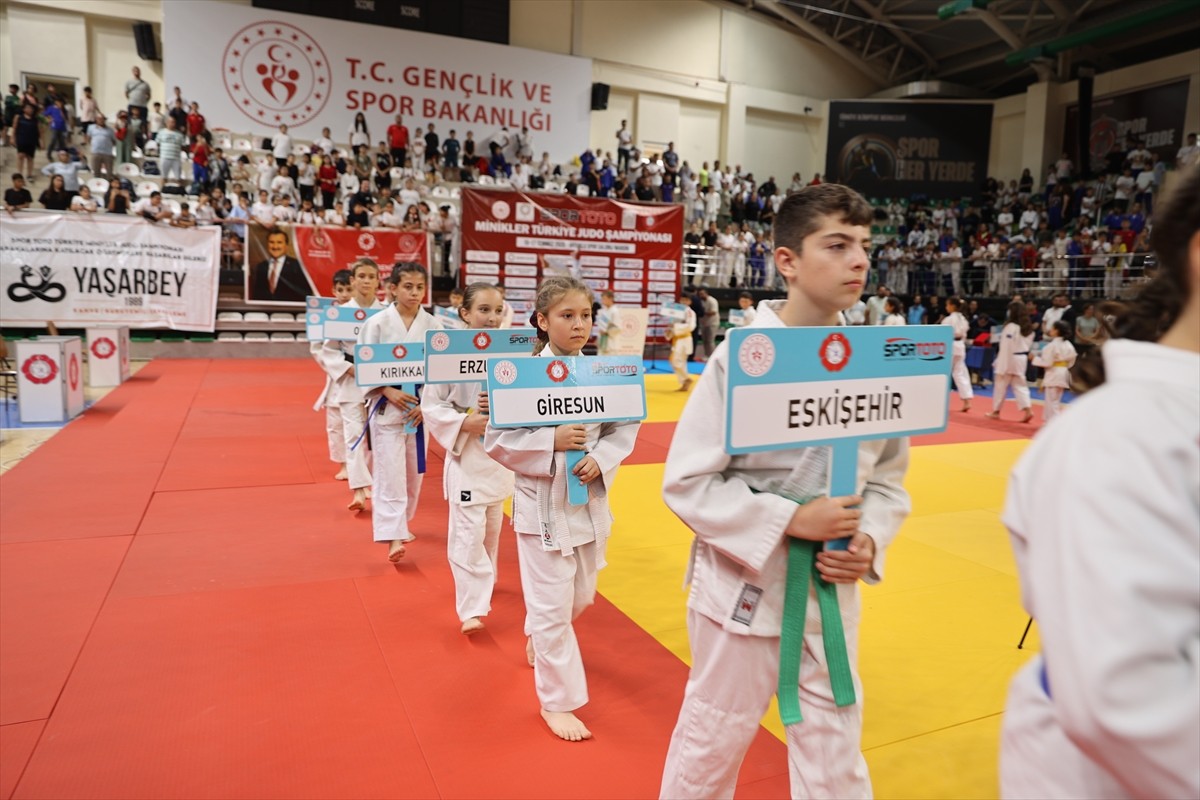 Mardin'de 72 ilden 1344 sporcunun katıldığı Spor Toto Minikler Türkiye Judo Şampiyonası başladı....