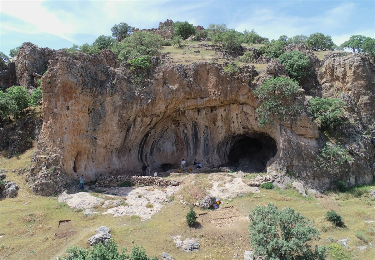 Mardin'de yaşamın ilk izlerinin sürüldüğü Uluköy Mağarası'nda Paleolitik Çağ'a ait yeni buluntular...