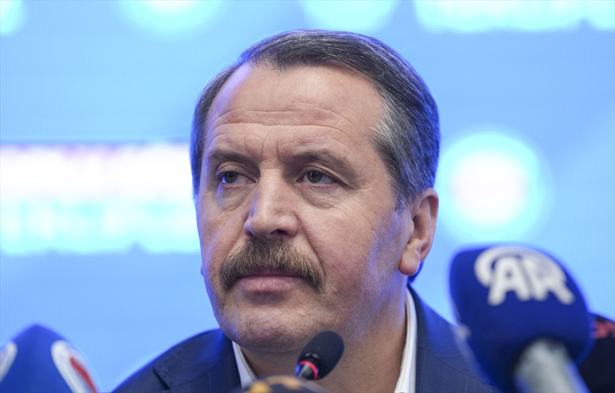 Memur-Sen Genel Başkanı Ali Yalçın, konfederasyon genel merkezinde düzenlediği basın...