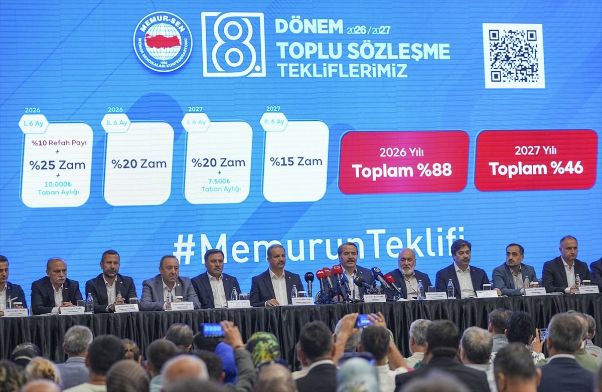 Memur-Sen Genel Başkanı Ali Yalçın, konfederasyon genel merkezinde düzenlediği basın...