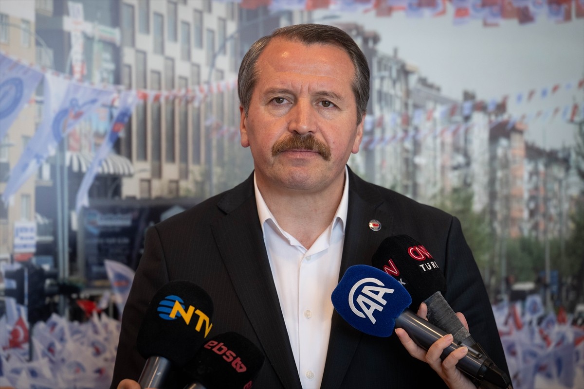 Memur-Sen ve Eğitim-Bir-Sen Genel Başkanı Ali Yalçın, Memur-Sen Genel Merkezi'nde, "4+4+4" zorunlu...