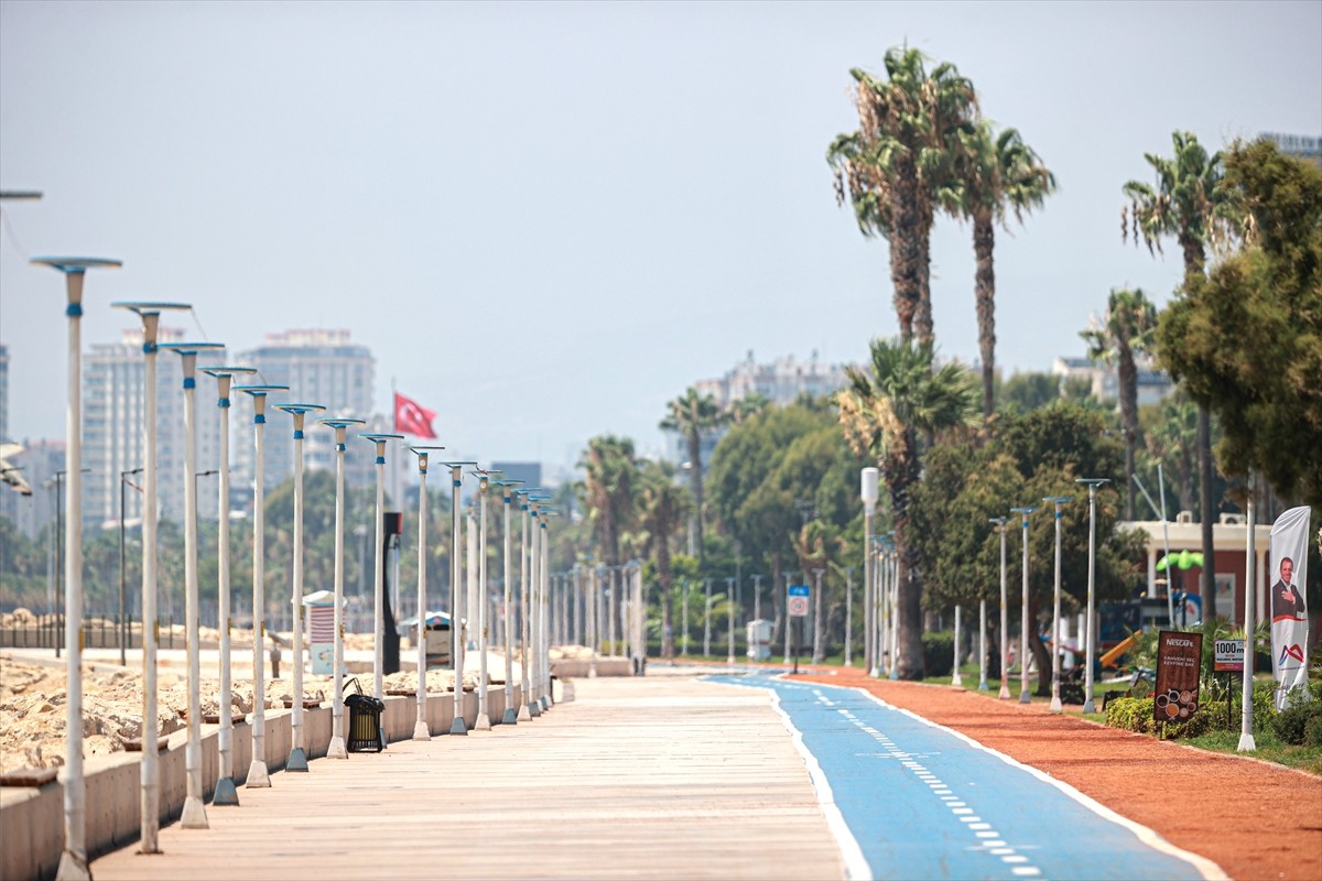 Mersin'de öğle saatlerinde 43 derece ölçülen hava sıcaklığı ile yüzde 89'e ulaşan nem oranı hayatı...