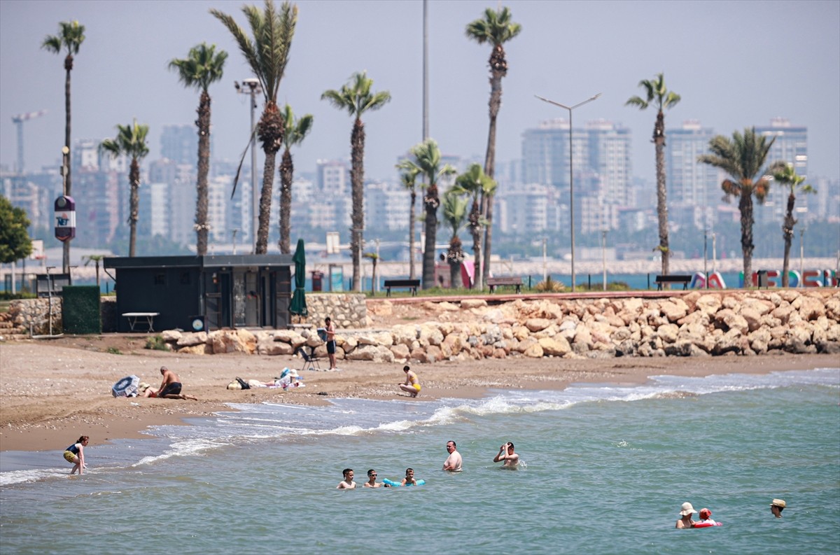 Mersin'de öğle saatlerinde 43 derece ölçülen hava sıcaklığı ile yüzde 89'e ulaşan nem oranı hayatı...