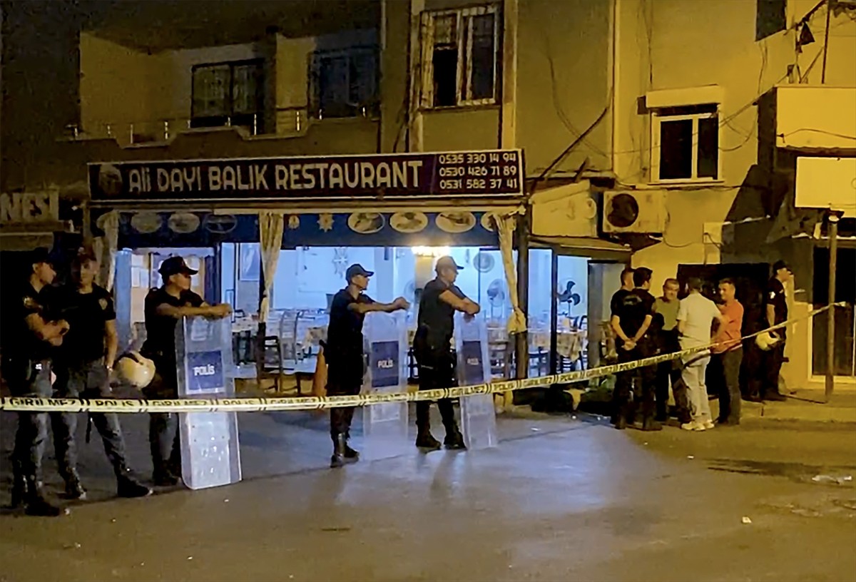 Mersin'in Akdeniz ilçesinde, bir restoranda müşteriler ve personel arasında çıkan silahlı ve...