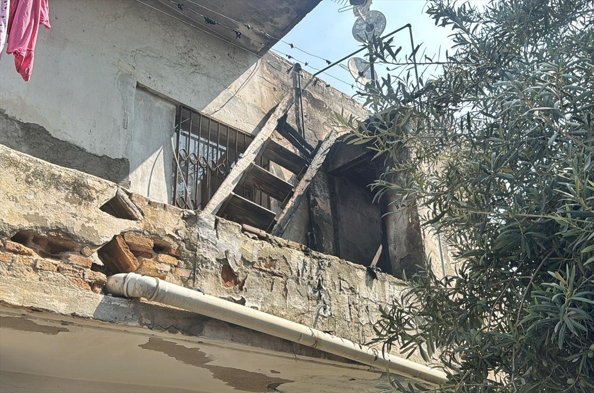 Mersin'in Akdeniz ilçesinde, müstakil evde çıkan yangında 54 yaşındaki kadın hayatını...