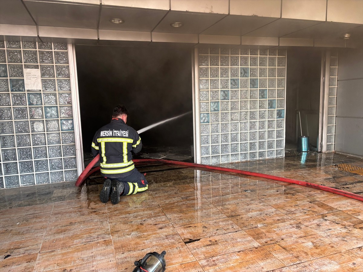 Mersin'in Akdeniz ilçesindeki eski hastane binasında çıkan yangın itfaiye ekiplerinin...