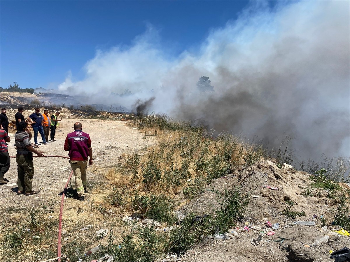 Mersin'in Gülnar ilçesinde çöplükte başlayıp ormanlık alana sıçrayan yangına havadan ve karadan...
