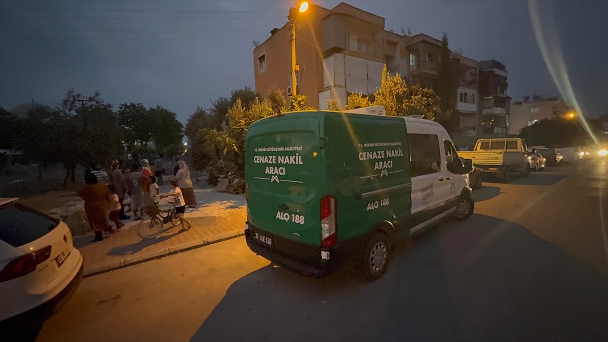 Mersin'in merkez Toroslar ilçesinde sulama kanalında erkek cesedi bulundu.