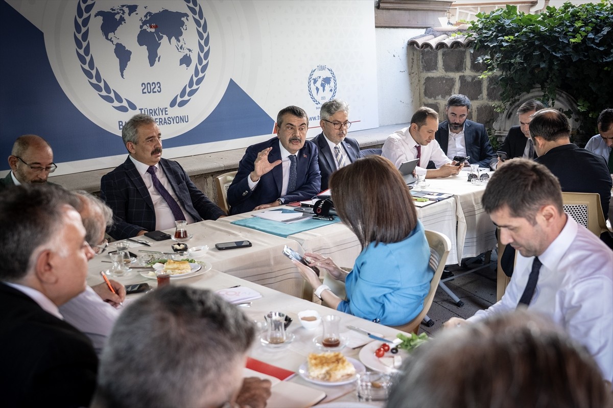 Milli Eğitim Bakanı Yusuf Tekin (sol 3), Türkiye Basın Federasyonu'nda, "Anadolu Sohbetleri"...
