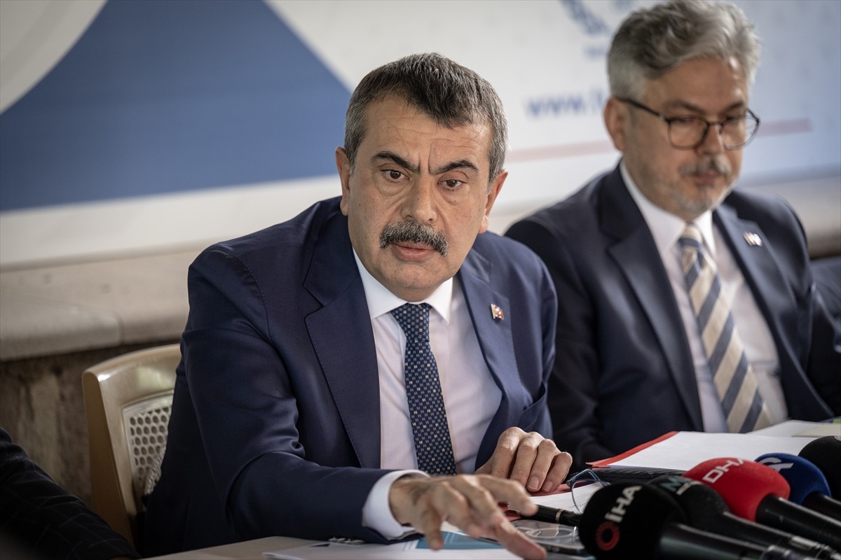 Milli Eğitim Bakanı Yusuf Tekin (sol 3), Türkiye Basın Federasyonu'nda, "Anadolu Sohbetleri"...