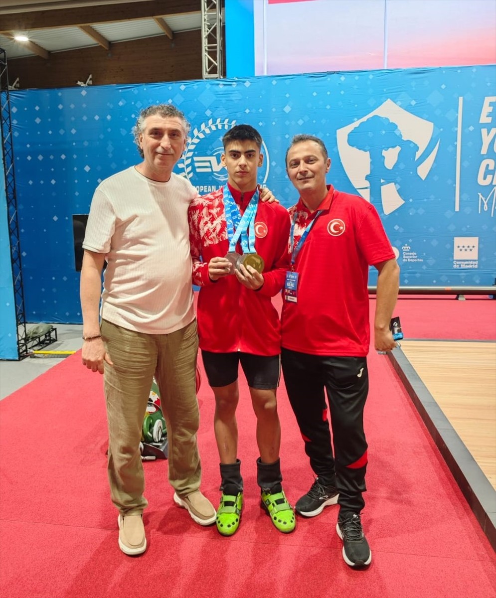 Milli halterciler, İspanya'da devam eden Yıldızlar ve 15 Yaş Altı Avrupa Şampiyonası'nın üçüncü...