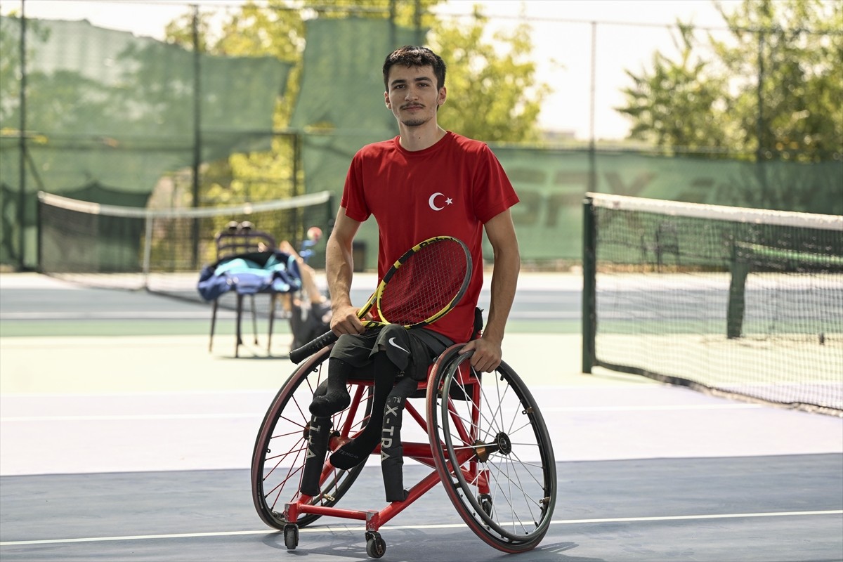 Milli para tenis sporcuları Serdar Antaç (ortada), Esra Bozdemir Işık (önde sağda), Yunus Emre...