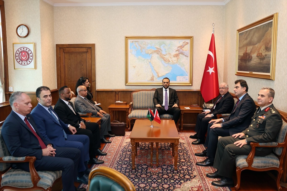 Milli Savunma Bakanı Yaşar Güler (sağda), Libya Savunma Bakan Vekili Tuğgeneral Abdusselam Zubi...