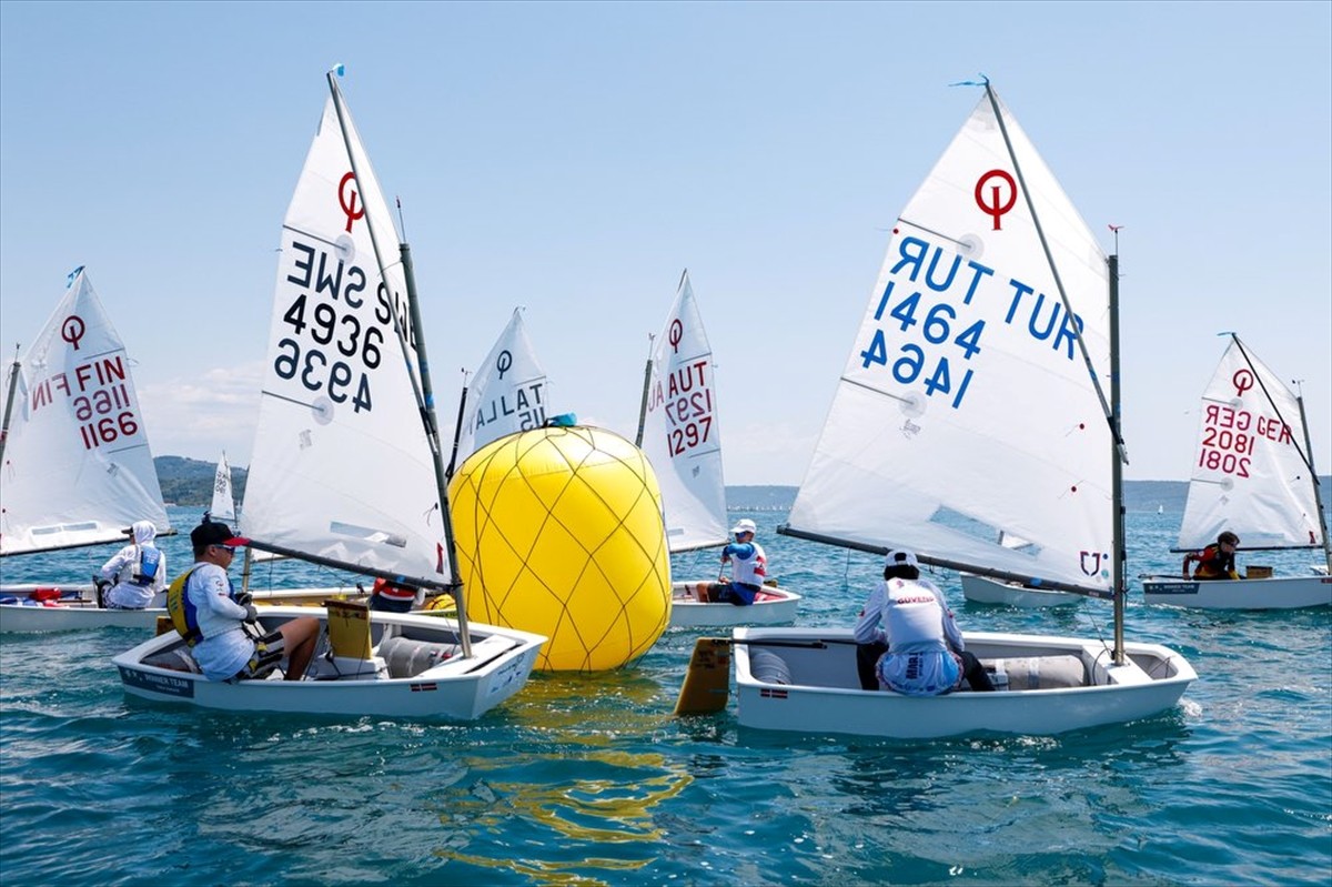 Milli yelkencilerin de yarıştığı 2025 Optimist Dünya Şampiyonası, Slovenya'da tamamlandı. Türkiye...
