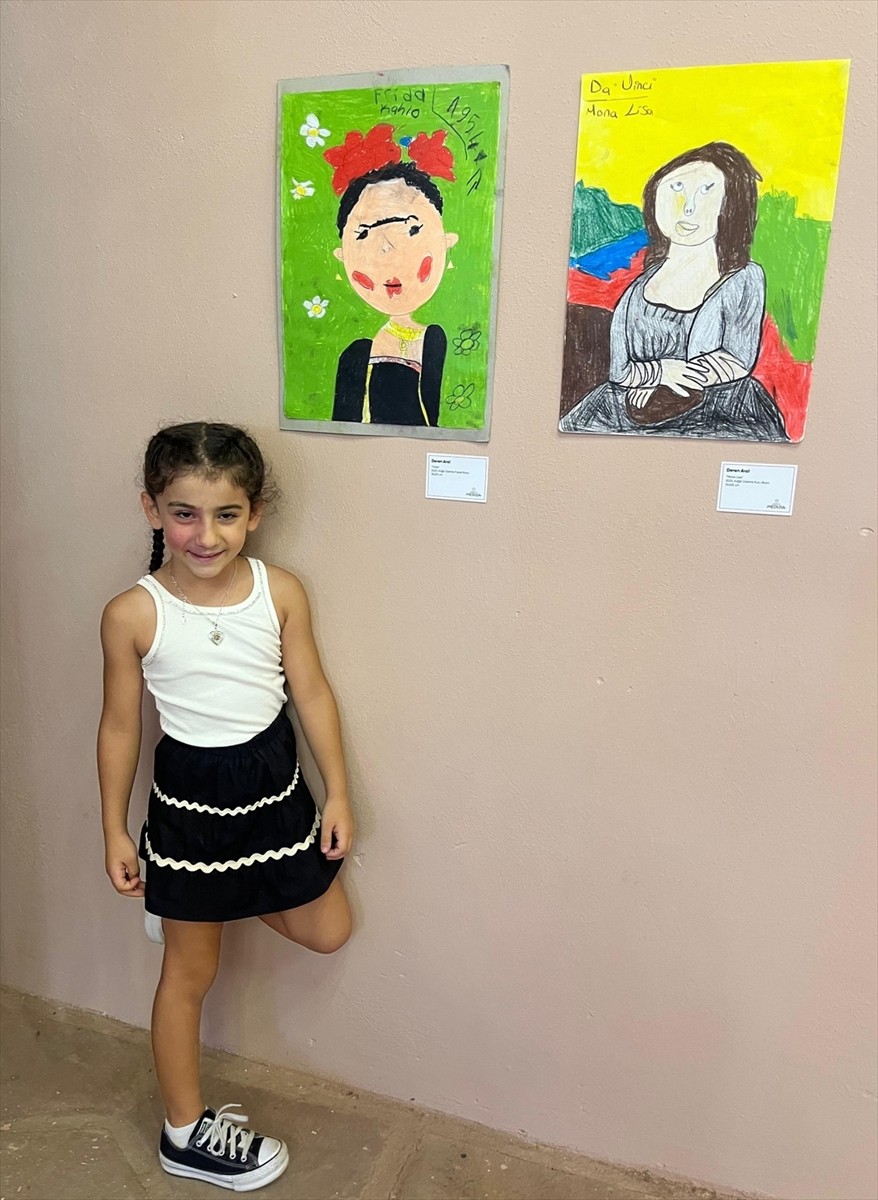 Minik ressam Deren Aral, ilk kişisel sergisi "Deren'in Düş Bahçesi" ile sanatseverlerle buluştu....