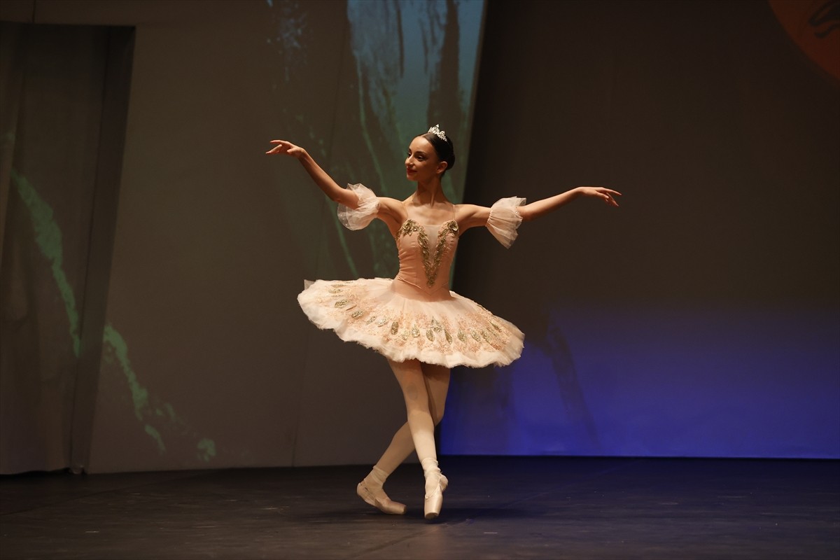 Muğla'nın Bodrum ilçesinde, Devlet Opera ve Balesi Genel Müdürlüğü (DOB) tarafından "Genç...