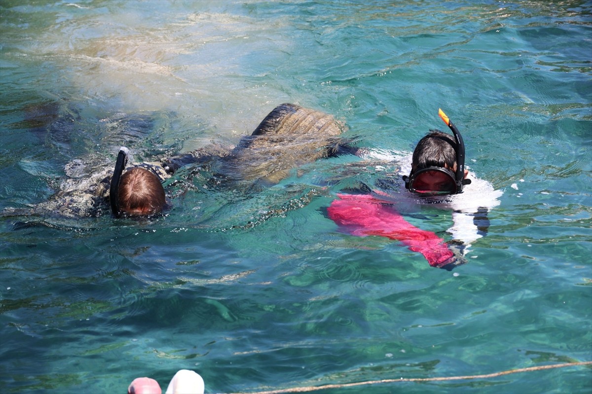 Muğla'nın Bodrum ilçesinde gönüllü dalgıçların yaptığı deniz dibi temizliğinde 98 kilogram atık...
