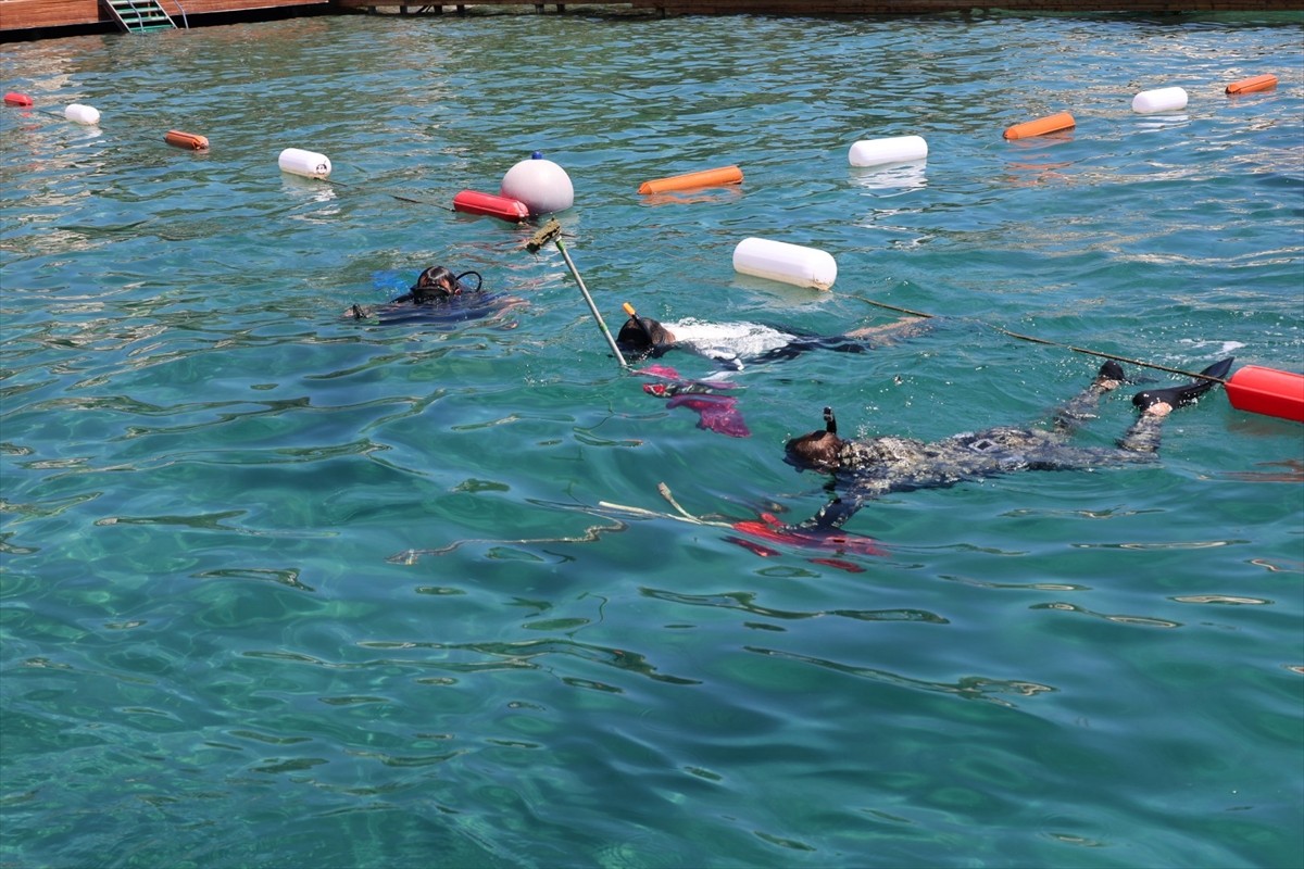 Muğla'nın Bodrum ilçesinde gönüllü dalgıçların yaptığı deniz dibi temizliğinde 98 kilogram atık...