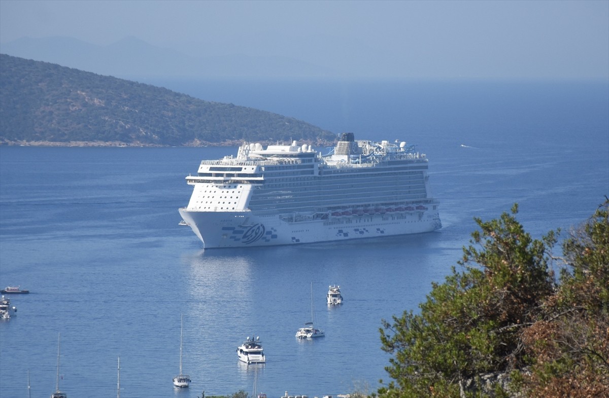 Muğla'nın Bodrum ilçesine "Aroya" kruvaziyeri 1750 yolcu getirdi. 