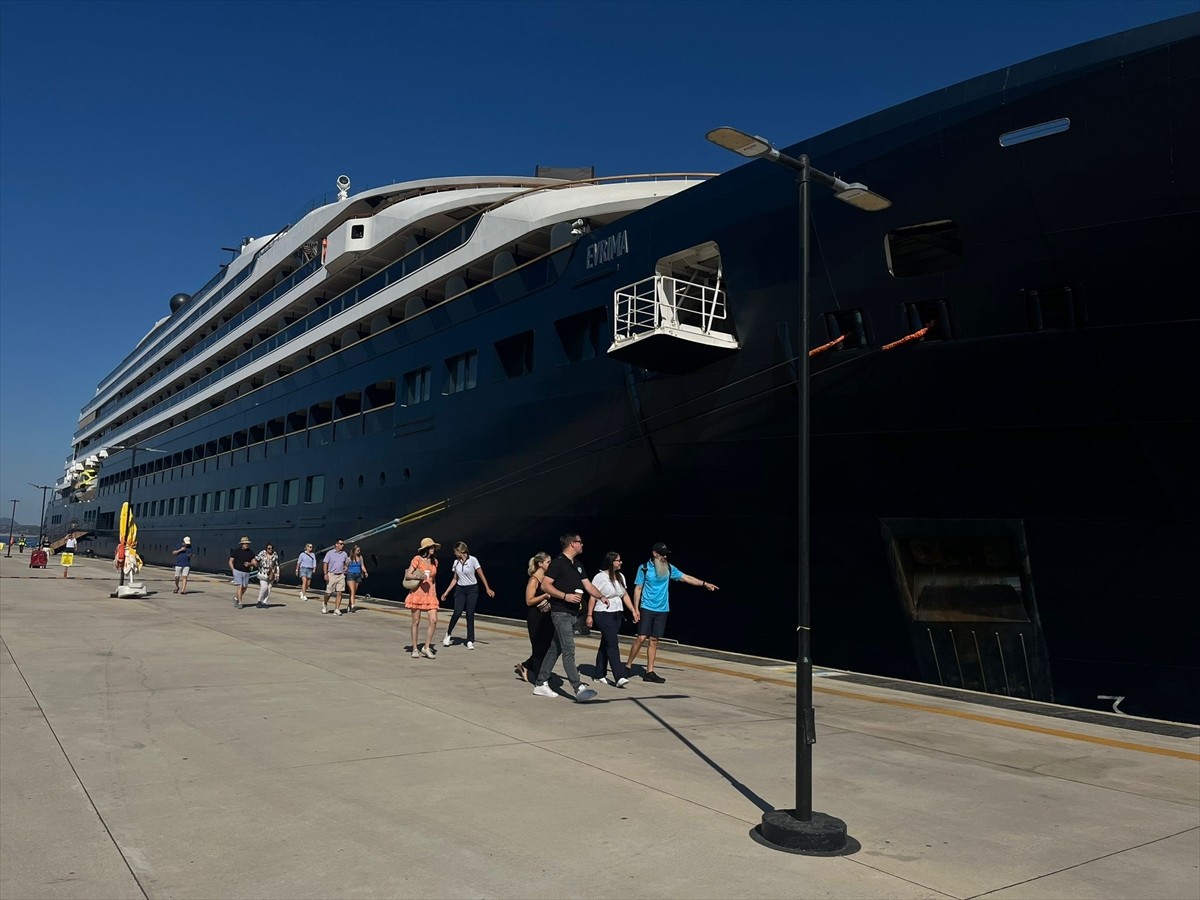 Muğla'nın Bodrum ilçesine "Evrima" isimli kruvaziyerle 254 yolcu geldi.