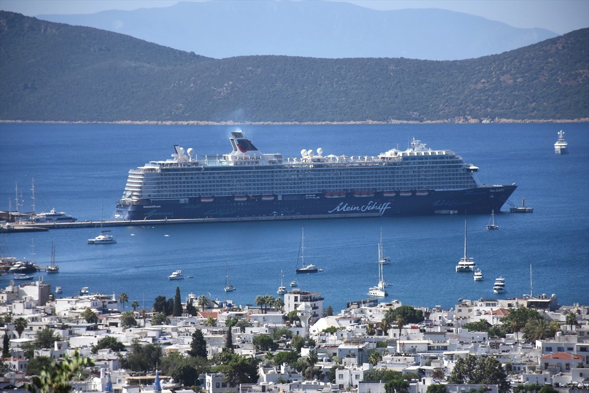 Muğla'nın Bodrum ilçesine "Mein Schiff 5" ve "Aroya" kruvaziyerleriyle 3 bin 308 yolcu geldi....