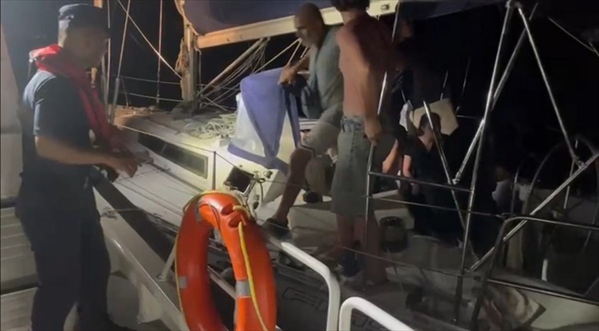 Muğla'nın Datça ilçesi açıklarındaki yelkenli teknede, aralarında çocuklarında bulunduğu 28...