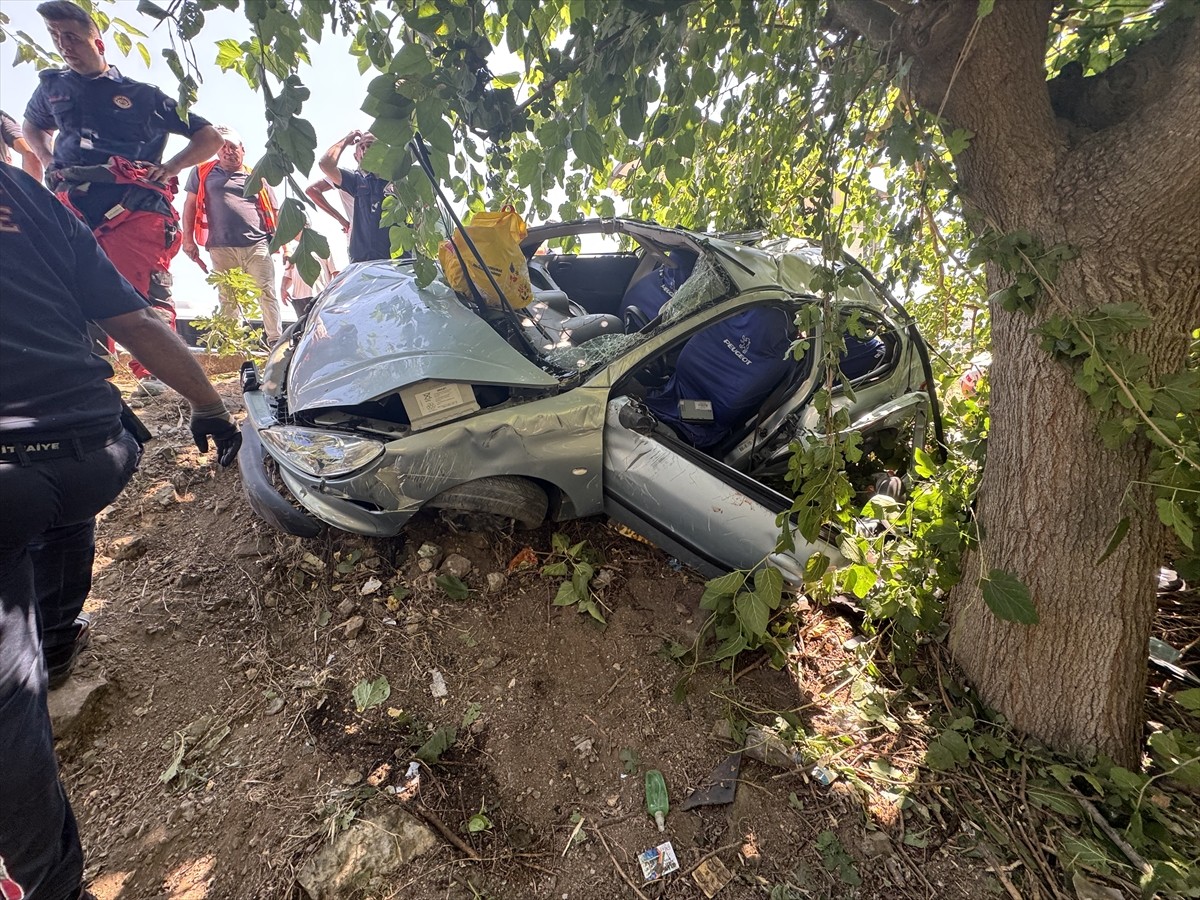 Muğla'nın Fethiye ilçesinde otomobilin şarampole devrilmesi sonucu 1'i çocuk 2 kişi hayatını...