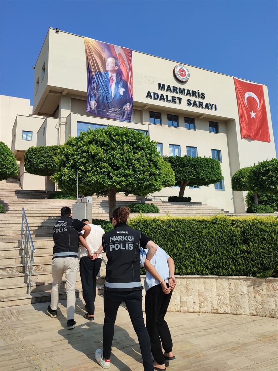 Muğla'nın Fethiye ve Marmaris ilçelerinde uyuşturucu ticareti yapan 5 şüpheli tutuklandı....
