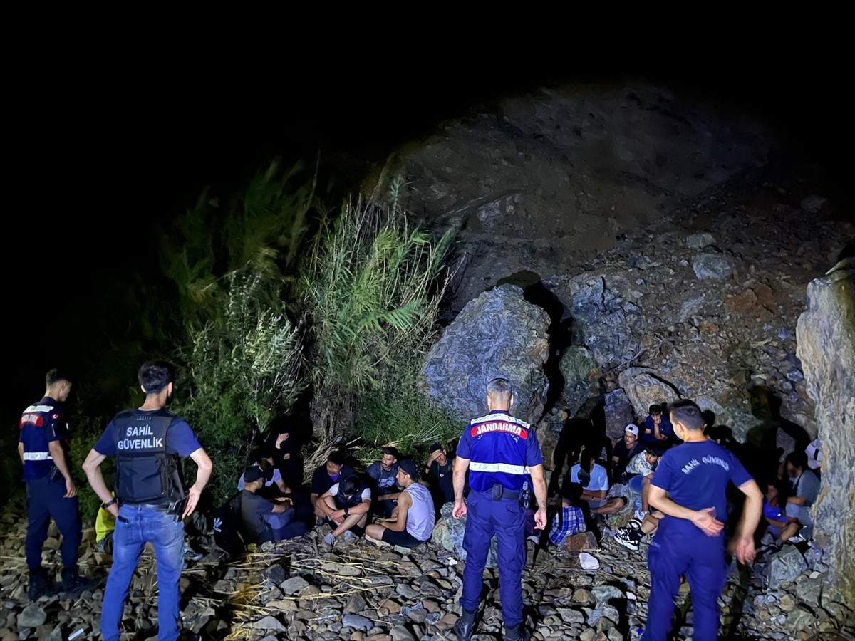 Muğla'nın Marmaris ilçesinde 27 düzensiz göçmen yakalandı.