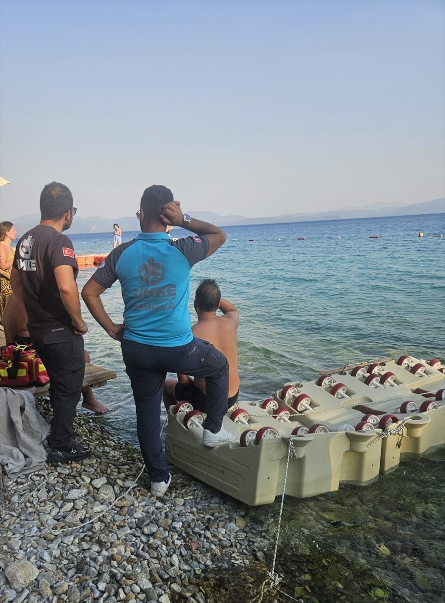 Muğla'nın Menteşe ilçesinde kürek sörfü ile denize açılan iki kişiden biri kayboldu. Bölgede arama...
