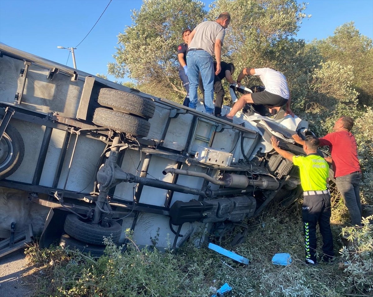 Muğla'nın Milas ilçesinde devrilen kamyonetin sürücüsü öldü, 1 kişi yaralandı. Bölgeye polis...
